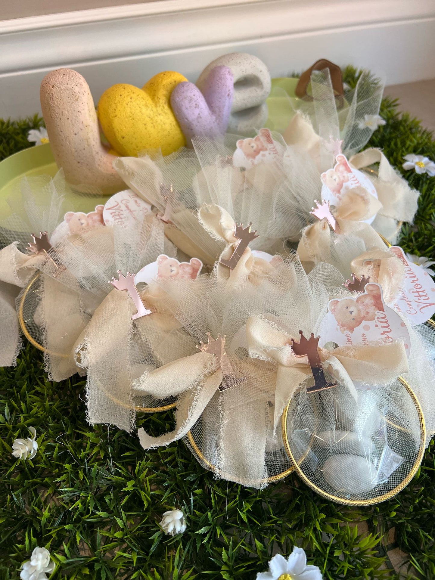 Mini bomboniera con 3 confetti , tag e numero in plexiglas abbinato