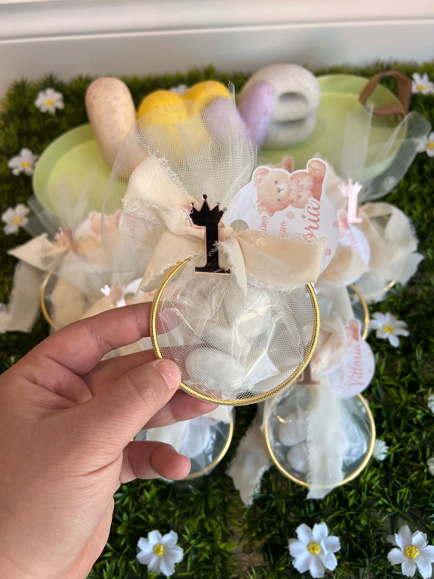 Mini bomboniera con 3 confetti , tag e numero in plexiglas abbinato